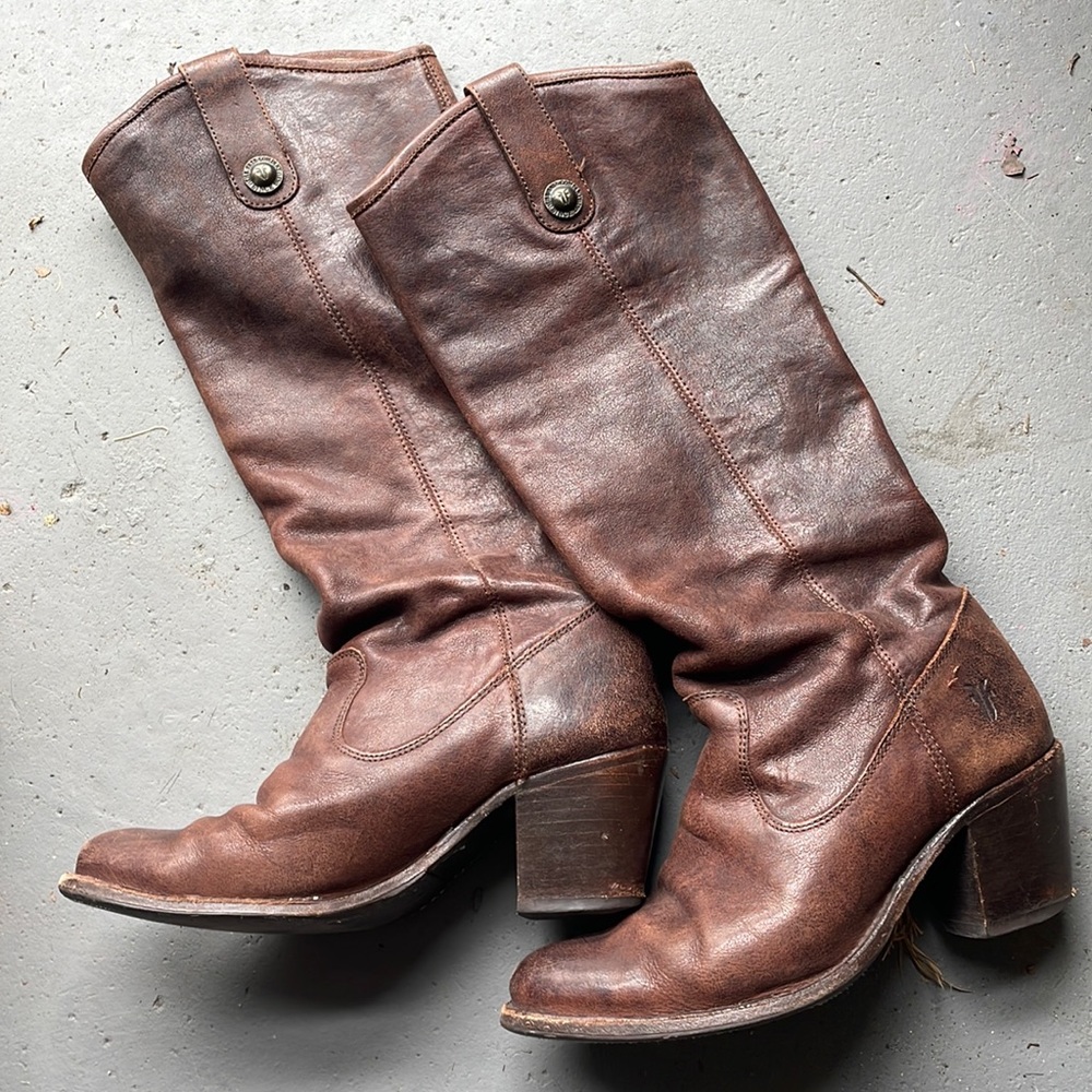 Frye Jackie Button heeled boots (size 6, dark brown)